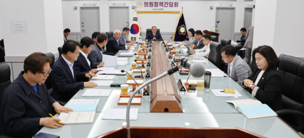 서산시의회는 27일 의회 의원사무실에서 5월 의원 정책간담회를 개최했다고 밝혔다. / 서산시의회 제공