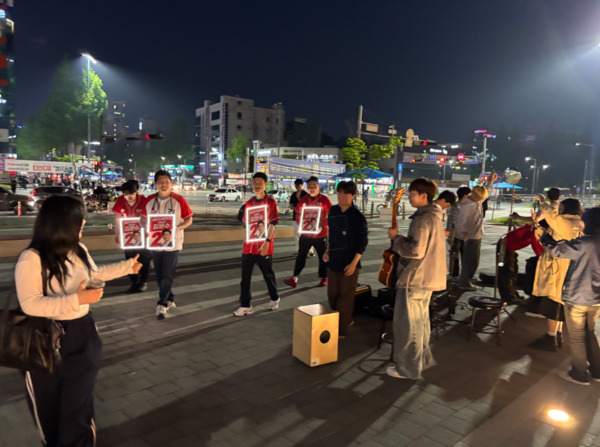 국민의힘 대전시당은 지난 26일 청년 시‧구 의원들이 김문수 대통령 후보 지지를 호소하기 위해 늦은 밤 젊은이들이 가득한 상점가 돌며 이색 유세를 펼쳤다고 밝혔다. / 국민의힘 대전시당 제공
