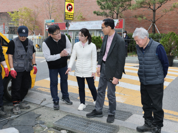 종로구의회는 28일 박희연 의원이 이화장길 20 앞에 설치된 빗물받이에서 배수 불량으로 인한 불편과 하수 악취 문제가 지속적으로 발생하고 있다는 민원을 접수하고, 이에 따른 정비를 적극적으로 추진했다고 밝혔다. / 박희연 의원 제공