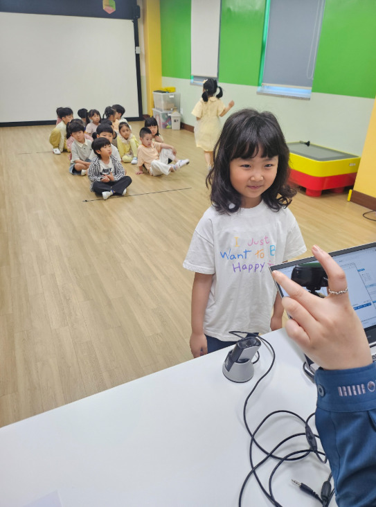 서산성연유치원은 5월 가정의 달을 맞이하여 지난 26일부터 28일 사흘 동안 성연유치원 AI 퐁당 놀이터에서 실종아동 예방을 위한 '지문 사전 등록제' 등록 활동을 실시했다고 밝혔다. / 서산교육지원청 제공