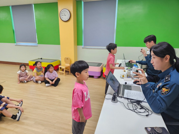 서산성연유치원은 5월 가정의 달을 맞이하여 지난 26일부터 28일 사흘 동안 성연유치원 AI 퐁당 놀이터에서 실종아동 예방을 위한 '지문 사전 등록제' 등록 활동을 실시했다고 밝혔다. / 서산교육지원청 제공