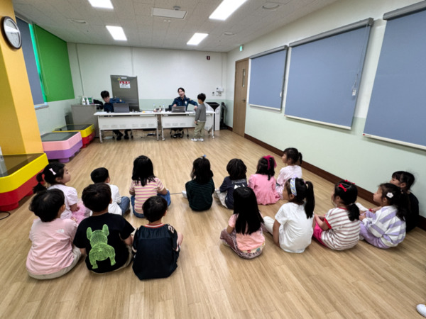 서산성연유치원은 5월 가정의 달을 맞이하여 지난 26일부터 28일 사흘 동안 성연유치원 AI 퐁당 놀이터에서 실종아동 예방을 위한 '지문 사전 등록제' 등록 활동을 실시했다고 밝혔다. / 서산교육지원청 제공