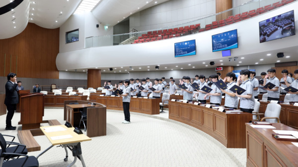 충남도의회는 28일 천안 북일고등학교 학생 32명과 지도교사 4명이 참여한 가운데, '청소년 의회교실'을 성공적으로 마무리한 가운데, 안종혁 의원에게 북일고 학생들이 선서를 하고 있다. / 충남도의회 제공
