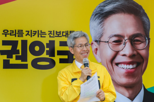 민주노동당 권영국 대통령 후보는 28일 대전을 방문해 지지자들을 만나고, 4대강 보 철거 요구와 공공부문 노동자들의 요구를 청취한 가운데, 권영국 후보가 지지자들에게 인사말을 하고 있다. / 민주노동당 대전시당 제공