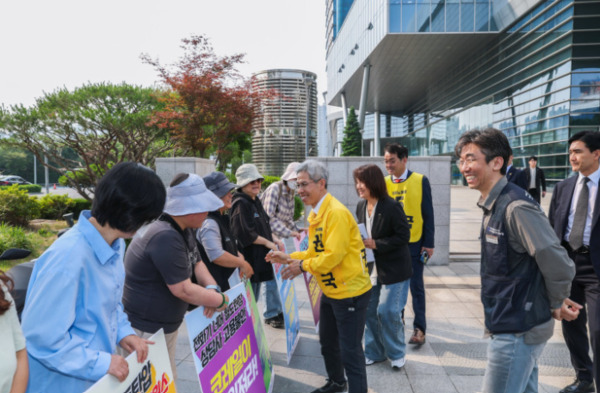 민주노동당 권영국 대통령 후보는 28일 대전을 방문해 지지자들을 만나고, 4대강 보 철거 요구와 공공부문 노동자들의 요구를 청취한 가운데, 권영국 후보가 지지자들과 인사를 나누고 있다. / 민주노동당 대전시당 제공