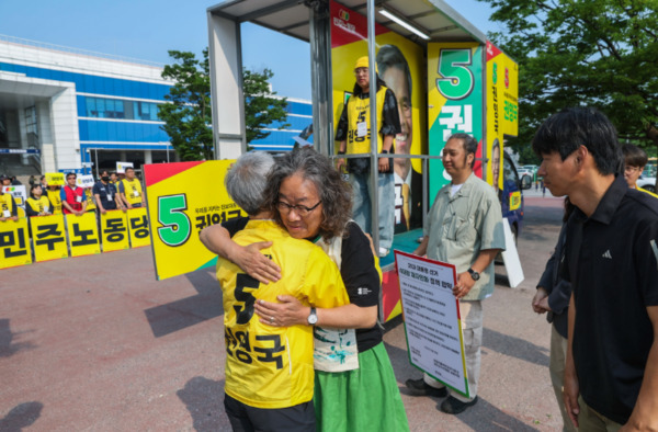 민주노동당 권영국 대통령 후보는 28일 대전을 방문해 지지자들을 만나고, 4대강 보 철거 요구와 공공부문 노동자들의 요구를 청취한 가운데, 권영국 후보가 '보철거를 위한 금강낙동강영산강 시민행동' 대표와 포옹을 하고 있다. / 민주노동당 대전시당 제공
