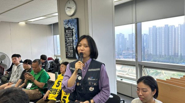 민주노동당 권영국 대통령 후보는 28일 대전을 방문해 지지자들을 만나고, 4대강 보 철거 요구와 공공부문 노동자들의 요구를 청취한 가운데, '진보대통령 권영국 후보 공공부문 노동자 간담회'에서 한 참석자가 권영국 후보에게 질의를 하고 있다. / 민주노동당 대전시당 제공