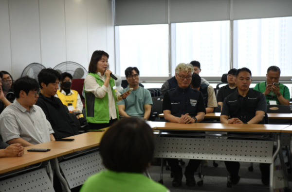 민주노동당 권영국 대통령 후보는 28일 대전을 방문해 지지자들을 만나고, 4대강 보 철거 요구와 공공부문 노동자들의 요구를 청취한 가운데, '진보대통령 권영국 후보 공공부문 노동자 간담회'에서 한 참석자가 권영국 후보에게 질의를 하고 있다. / 민주노동당 대전시당 제공