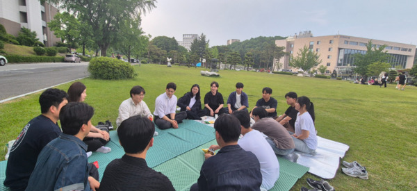 김용태 국민의힘 비상대책위원장이 29일 대전을 방문하여 김문수 후보 지지를 호소한 가운데, 충남대로 이동해 도보 유세를 펼치며, 충남대 학생들의 의견을 경청하고 있다. / 국민의힘 대전시당 제공