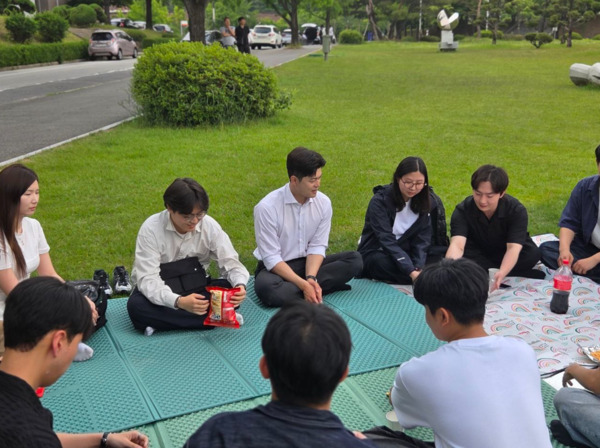 김용태 국민의힘 비상대책위원장이 29일 대전을 방문하여 김문수 후보 지지를 호소한 가운데, 충남대로 이동해 도보 유세를 펼치며, 충남대 학생들의 의견을 경청하고 있다. / 국민의힘 대전시당 제공