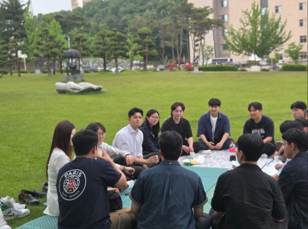 김용태 국민의힘 비상대책위원장이 29일 대전을 방문하여 김문수 후보 지지를 호소한 가운데, 충남대로 이동해 도보 유세를 펼치며, 충남대 학생들의 의견을 경청하고 있다. / 국민의힘 대전시당 제공