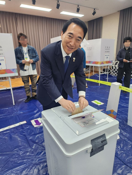 더불어민주당 충남도당은 제21대 대통령선거 사전투표 첫날인 29일 소속 11개 지역위원회 지역위원장 전원이 사전투표를 마무리한 가운데, 박수현 공주부여청양 지역위원장(국회의원)이 사전투표를 하고 있다. / 더불어민주당 충남도당 제공