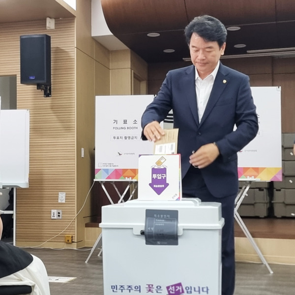 더불어민주당 충남도당은 제21대 대통령선거 사전투표 첫날인 29일 소속 11개 지역위원회 지역위원장 전원이 사전투표를 마무리한 가운데, 문진석 충남도당위원장(국회의원)이 사전투표를 하고 있다. / 더불어민주당 충남도당 제공