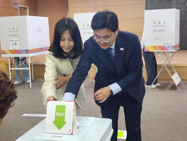 더불어민주당 충남도당은 제21대 대통령선거 사전투표 첫날인 29일 소속 11개 지역위원회 지역위원장 전원이 사전투표를 마무리한 가운데, 이정문 천안병 지역위원장(국회의원)이 배우자와 사전투표를 하고 있다. / 더불어민주당 충남도당 제공