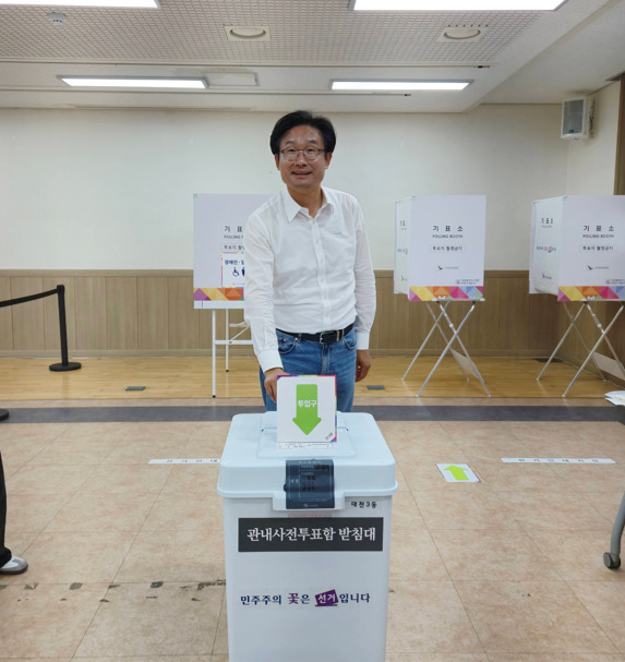 더불어민주당 충남도당은 제21대 대통령선거 사전투표 첫날인 29일 소속 11개 지역위원회 지역위원장 전원이 사전투표를 마무리한 가운데, 신현성 보령서천 지역위원장이 사전투표를 하고 있다. / 더불어민주당 충남도당 제공