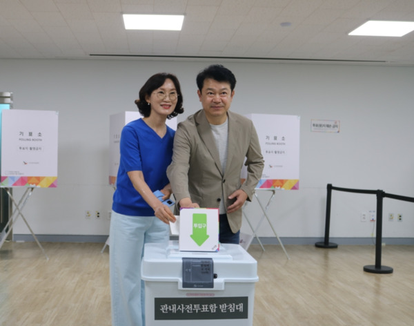 더불어민주당 충남도당은 제21대 대통령선거 사전투표 첫날인 29일 소속 11개 지역위원회 지역위원장 전원이 사전투표를 마무리한 가운데, 복기왕 아산갑 지역위원장(국회의원)이 배우자와 사전투표를 하고 있다. / 더불어민주당 충남도당 제공