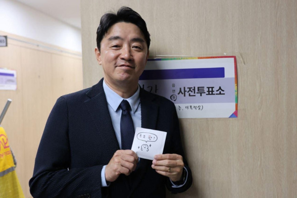 더불어민주당 충남도당은 제21대 대통령선거 사전투표 첫날인 29일 소속 11개 지역위원회 지역위원장 전원이 사전투표를 마무리한 가운데, 강훈식 아산을 지역위원장(국회의원)이 사전투표를 한 후 인증샷을 하고 있다. / 더불어민주당 충남도당 제공