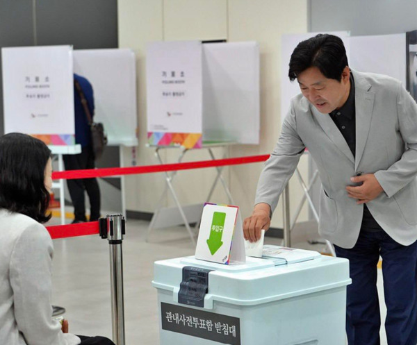 더불어민주당 충남도당은 제21대 대통령선거 사전투표 첫날인 29일 소속 11개 지역위원회 지역위원장 전원이 사전투표를 마무리한 가운데, 황명선 논산계룡금산 지역위원장(국회의원)이 사전투표를 하고 있다. / 더불어민주당 충남도당 제공