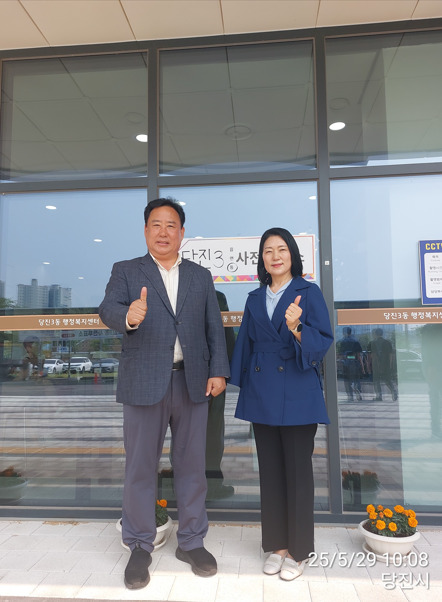 더불어민주당 충남도당은 제21대 대통령선거 사전투표 첫날인 29일 소속 11개 지역위원회 지역위원장 전원이 사전투표를 마무리한 가운데, 어기구 당진시 지역위원장(국회의원)이 배우자와 사전투표를 마친 후 인증샷을 찍고 있다. / 더불어민주당 충남도당 제공