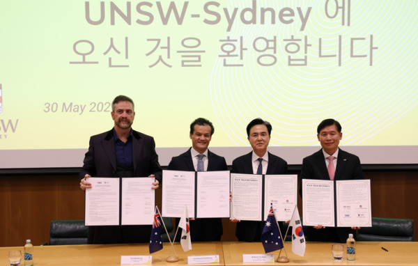 충남 내포신도시에 모빌리티연구소를 설립·운영하는 등 충남도와 각종 협력 사업을 추진 중인 한국과학기술원(KAIST)이 호주 1위 공과대인 뉴사우스웨일스대학교(UNSW)와 첨단 산업 분야 교류·협력을 추진한다(사진 왼쪽부터 아틸라 브렁스 UNSW 총장, 아누락 찬티봉 NSW 산업통상 장관, 김태흠 충남도지사, 김경수 KAIST 대외부총장). / 충남도청 제공