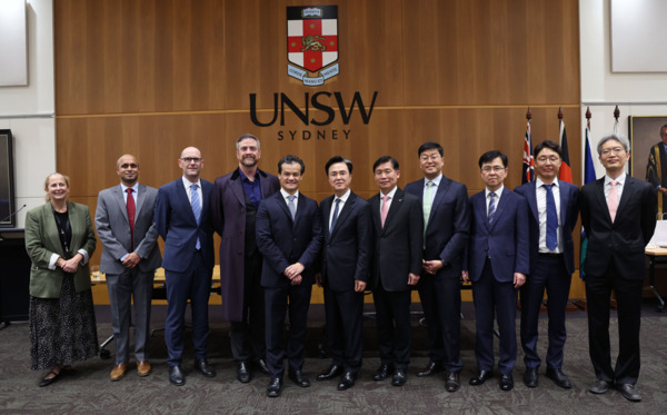 김태흠 충남지사는 지난 30일 호주 시드니 UNSW 총장관에서 김경수 KAIST 대외부총장, 아누락 찬티봉 NSW 산업통상 장관, 아틸라 브렁스 UNSW 총장과 ‘학술 및 기업 교류 업무협약’을 체결했다. / 충남도청 제공