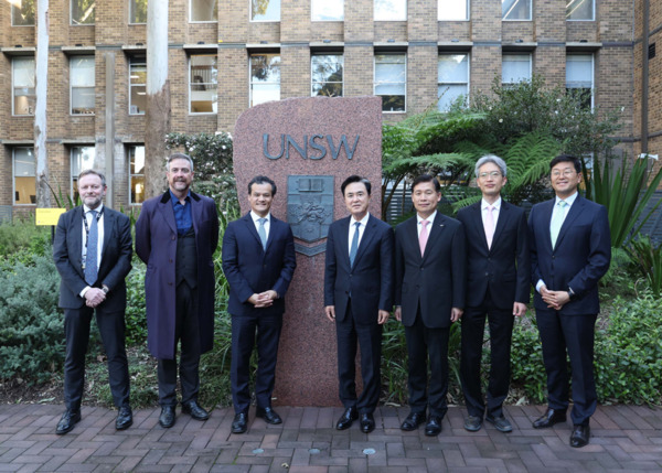 김태흠 충남지사는 지난 30일 호주 시드니 UNSW 총장관에서 김경수 KAIST 대외부총장, 아누락 찬티봉 NSW 산업통상 장관, 아틸라 브렁스 UNSW 총장과 ‘학술 및 기업 교류 업무협약’을 체결했다. / 충남도청 제공