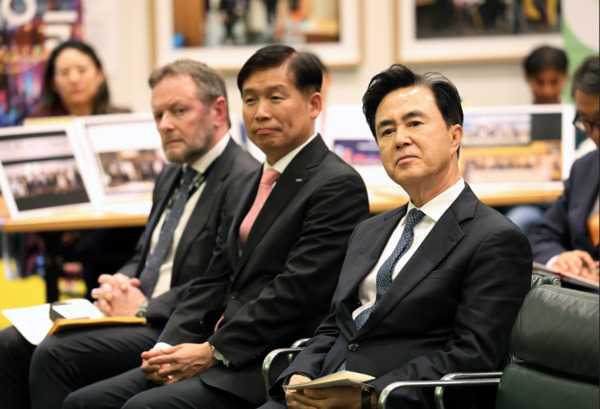 김태흠 지사가 지난 30일 호주 시드니에서 열린 UNSW·KAIST 혁신창업 쇼케이스에서 전시 제품에 대한 설명을 듣고 있다. / 충남도청 제공