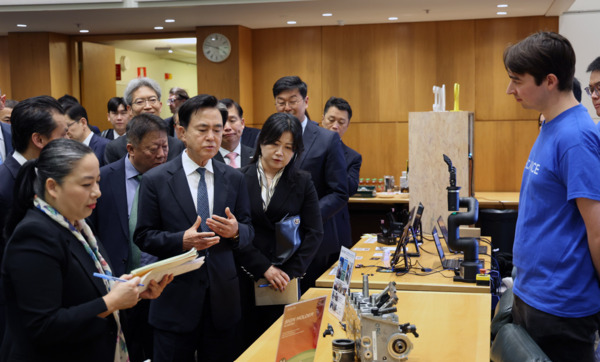 김태흠 지사가 지난 30일 호주 시드니에서 열린 UNSW·KAIST 혁신창업 쇼케이스에서 전시 제품에 대한 설명을 듣고 있다. / 충남도청 제공