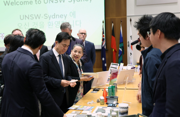 김태흠 지사가 지난 30일 호주 시드니에서 열린 UNSW·KAIST 혁신창업 쇼케이스에서 전시 제품에 대한 설명을 듣고 있다. / 충남도청 제공