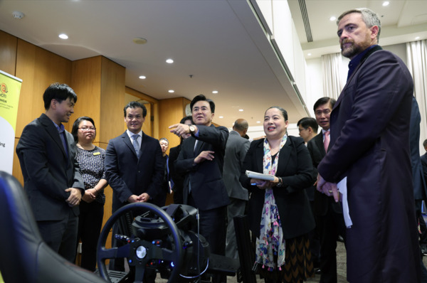 김태흠 지사가 지난 30일 호주 시드니에서 열린 UNSW·KAIST 혁신창업 쇼케이스에서 전시 제품에 대한 설명을 듣고 있다. / 충남도청 제공