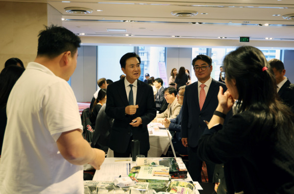 충남도는 지난 30일 호주 시드니 힐튼호텔에서 충남해외시장개척단 수출상담회를 개최한 가운데, 김태흠 지사가 상담 테이블을 일일이 돌며 현지 바이어들에게 충남 제품의 우수성을 설명하고, 도내 참여 기업인들을 격려하고 있다. / 충남도청 제공