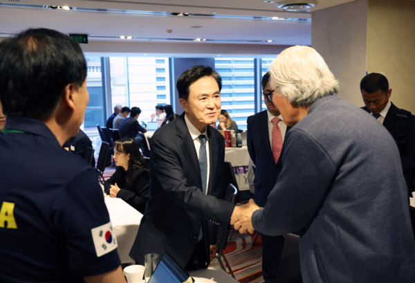 충남도는 지난 30일 호주 시드니 힐튼호텔에서 충남해외시장개척단 수출상담회를 개최한 가운데, 김태흠 지사가 상담 테이블을 일일이 돌며 현지 바이어들에게 충남 제품의 우수성을 설명하고, 도내 참여 기업인들을 격려하고 있다. / 충남도청 제공