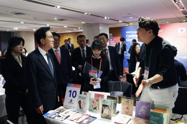충남도는 지난 30일 호주 시드니 힐튼호텔에서 충남해외시장개척단 수출상담회를 개최한 가운데, 김태흠 지사가 상담 테이블을 일일이 돌며 현지 바이어들에게 충남 제품의 우수성을 설명하고, 도내 참여 기업인들을 격려하고 있다. / 충남도청 제공