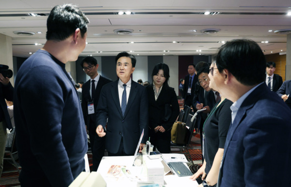 충남도는 지난 30일 호주 시드니 힐튼호텔에서 충남해외시장개척단 수출상담회를 개최한 가운데, 김태흠 지사가 상담 테이블을 일일이 돌며 현지 바이어들에게 충남 제품의 우수성을 설명하고, 도내 참여 기업인들을 격려하고 있다. / 충남도청 제공