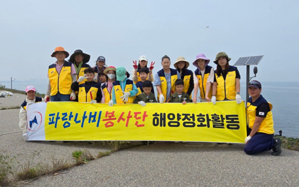 파랑나비봉사단은 지난 5월 31일 당진 석문방조제 일원에서 2025년도 네 번째 봉사활동을 진행했다고 밝혔다. / 파랑나비봉사단 제공