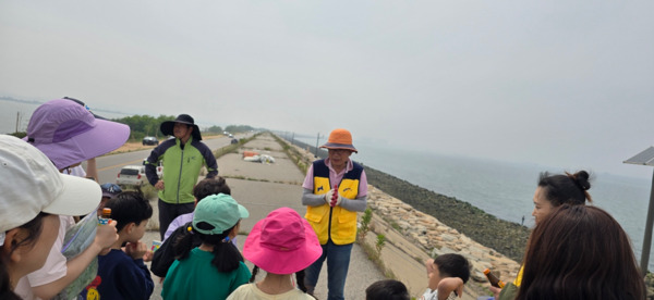 파랑나비봉사단은 지난 5월 31일 당진 석문방조제 일원에서 2025년도 네 번째 봉사활동을 진행한 가운데, 조영종 단장이 봉사활동 참가자들에게 당부사항을 전하고 있다. / 파랑나비봉사단 제공