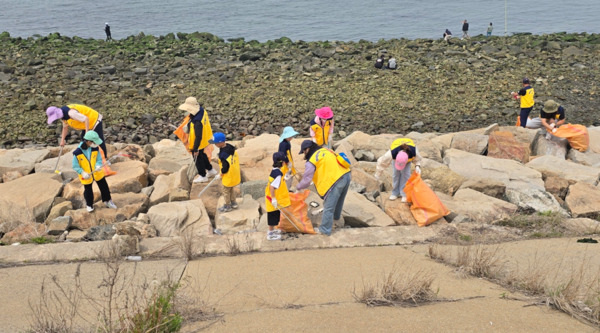 파랑나비봉사단은 지난 5월 31일 당진 석문방조제 일원에서 2025년도 네 번째 봉사활동을 진행했다고 밝혔다. / 파랑나비봉사단 제공