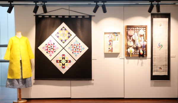 충남도의회는 2일부터 오는 30일까지 의회 다움아트홀에서 서천 지역 공예인들로 구성된 한산모시공예연구회의 규방공예 전시회를 개최한다고 밝혔다. / 충남도의회 제공