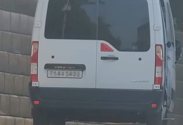 더불어민주당 충남도당은 제21대 대통령 선거 본투표가 진행되는 3일 천안과 부여 일부 투표소에서 유권자 실어나르는 것으로 의심되는 정황이 포착되어 신고 조치했다고 밝혔다. 사진은 부여지역 의심 차량 / 더불어민주당 충남도당 제공