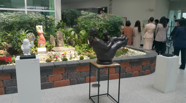 충북교육청 직속기관 교육문화원은 6일 올해 연말까지 ‘2025년 찾아가는 예봄갤러리’를 운영하며, 학교 현장을 중심으로 학생과 교사가 함께 참여하는 예술문화 확산 사업을 지속한다고 밝혔다. / 충북교육청 제공