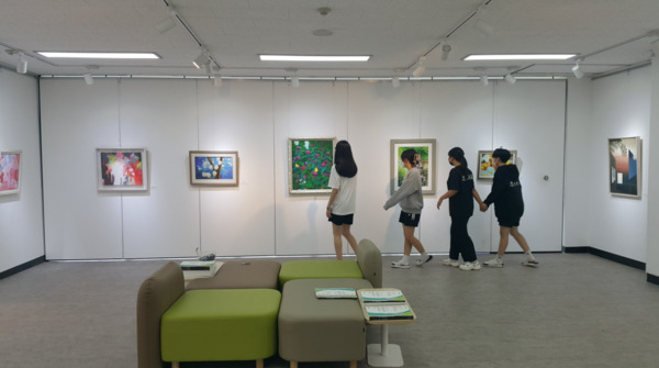 충북교육청 직속기관 교육문화원은 6일 올해 연말까지 ‘2025년 찾아가는 예봄갤러리’를 운영하며, 학교 현장을 중심으로 학생과 교사가 함께 참여하는 예술문화 확산 사업을 지속한다고 밝혔다. / 충북교육청 제공