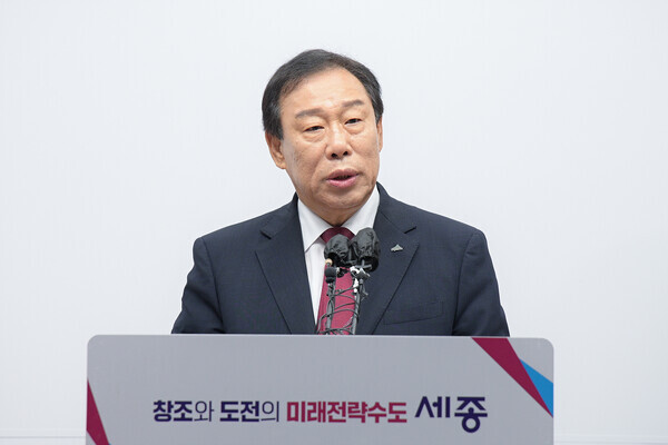 최민호 세종시장이 이재명 대통령의 해양수산부 부산 이전 지시에 대해 깊은 유감을 표하며 행정수도 완성과 상충되는 결정이라며 재검토를 공식 요청했다.