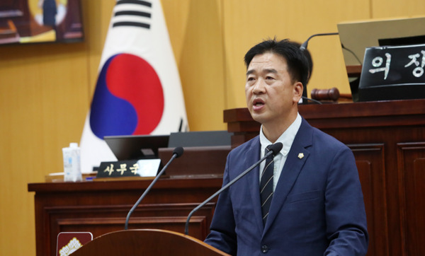 서산시의회는 10일 더불어민주당 최동묵 의원이 제306회 정례회 제1차 본회의에서 '불법 폐기물 매립과 서산시 행정'을 주제로 5분 자유발언을 진행했다고 밝혔다. / 서산시의회 제공