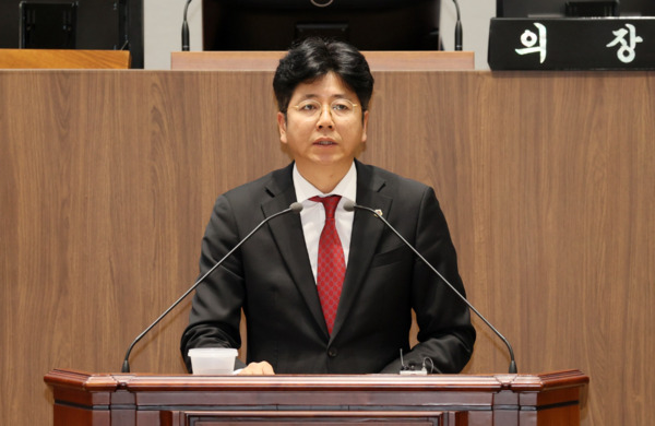 충남도의회는 10일 국민의힘 이용국 의원이 제359회 정례회 제1차 본회의에서 5분 발언을 통해 충남도 내 소규모 학교 학생들의 안전한 등하교 지원을 위한 통학버스 개선을 강력히 촉구했다고 밝혔다. / 충남도의회 제공
