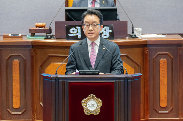 서울시 강남구의회는 10일 국민의힘 윤석민 의원이 제328회 제1차 정례회 제1차 본회의에서 5분 자유발언을 통해 "강남의 미래 100년을 위한 실현 가능한 전략이 필요하다"며, 포뮬러 원 그랑프리(F1, 도심 자동차 경주)를 강남 도심 유치를 핵심으로 하는 체육·문화 인프라 확충 방안을 제안했다고 밝혔다. / 윤석민 강남구의원 제공