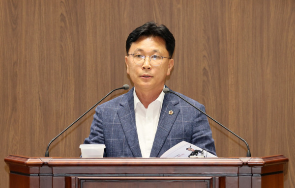 충남도의회는 10일 무소속 최광희 의원이 제359회 정례회 제1차 본회의에서 5분 발언을 통해 "국가 전력의 25%를 담당하는 충남이 '에너지 생산지'에서 '탄소중립과 에너지전환 허브'로 거듭나야 한다"며, 에너지 과세체계 개편 및 전담 조직 신설을 제안했다고 밝혔다. / 충남도의회 제공