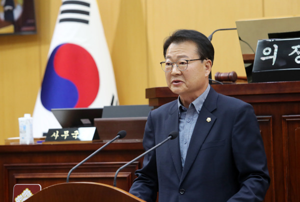 서산시의회는 10일 더불어민주당 김용경' 의원이 제306회 정례회 제1차 본회의에서 '서산시 현수막의 친환경 소재 사용 및 재활용 활성화를 통한 탄소중립 촉구'를 주제로 5분 자유발언을 진행했다고 밝혔다. / 서산시의회 제공