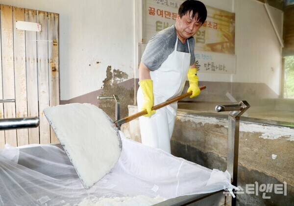 9일 근흥면의 농업법인에서 자염을 생산하고 있다. / 태안군 제공