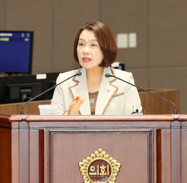 충남도의회는 11일 국민의힘 이연희 의원이 제359회 정례회 제2차 본회의에서 도정 및 교육행정 질문을 통해 한센인 정착마을의 환경개선과 도교육청 일부 학교의 급식 운영체계 문제점을 지적하고 개선을 촉구했다고 밝혔다. / 충남도의회 제공