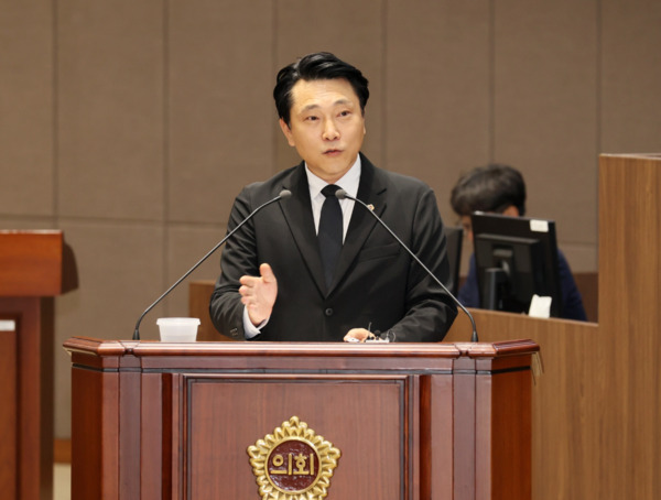 충남도의회는 11일 국민의힘 안종혁 의원이 제359회 정례회 제2차 본회의에서 도정 및 교육행정 질문을 통해 "사안의 잘잘못을 따지기보다는 도민의 삶을 실질적으로 개선할 수 있도록 함께 해법을 모색하자"고 강조했다고 밝혔다. / 충남도의회 제공